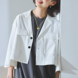 シャツ¥22,000、ワンピース¥23,200／ともにアンクレイヴ（オンワード樫山）、ネックレス¥13,860／チビ・ジュエルズ（チビ・ジュエルズ ジャパン）、イヤリング¥6,600／アビステ、バッグ¥49,500／ボグキ（フラッパーズオンラインストア）