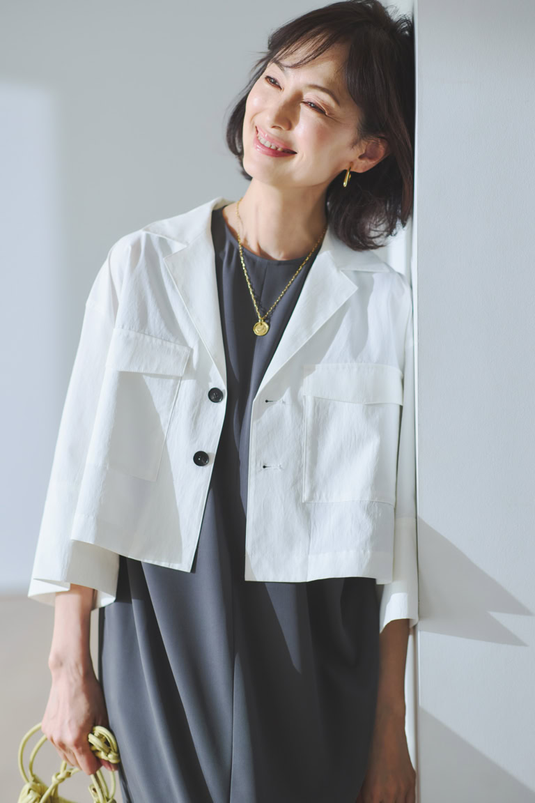 シャツ¥22,000、ワンピース¥23,200/ともにアンクレイヴ(オンワード樫山)、ネックレス¥13,860/チビ・ジュエルズ(チビ・ジュエルズ ジャパン)、イヤリング¥6,600/アビステ、バッグ¥49,500/ボグキ(フラッパーズオンラインストア)