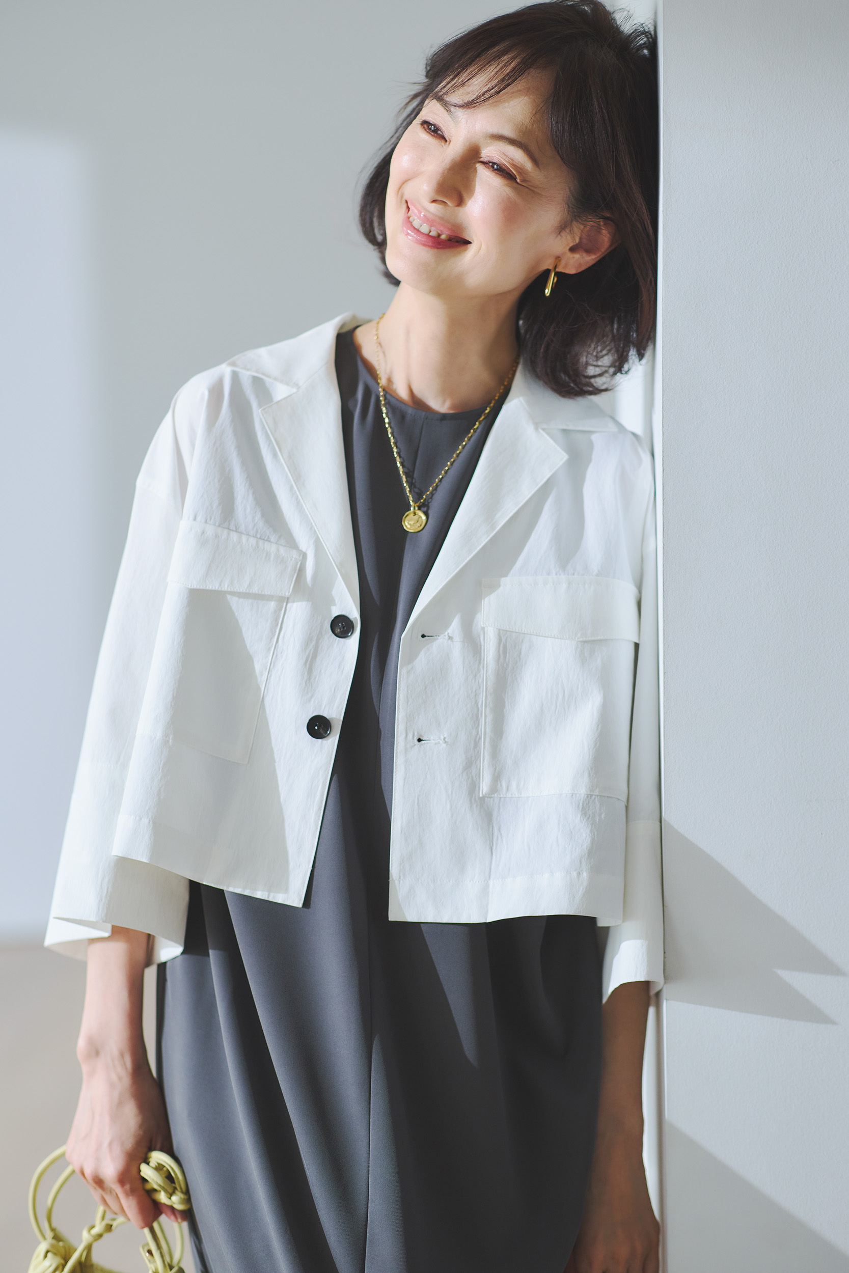 シャツ¥22,000、ワンピース¥23,200／ともにアンクレイヴ（オンワード樫山）、ネックレス¥13,860／チビ・ジュエルズ（チビ・ジュエルズ ジャパン）、イヤリング¥6,600／アビステ、バッグ¥49,500／ボグキ（フラッパーズオンラインストア）