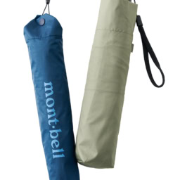 右・親骨60㎝の大きめサイズ。折りたたみ傘¥1,990／無印良品（無印良品  銀座）、左・159gという軽さで、遮熱、まぶしさ軽減、UVカットなど機能的！ 折りたたみ傘¥6,800／モンベル（モンベル・カスタマー・サービス）