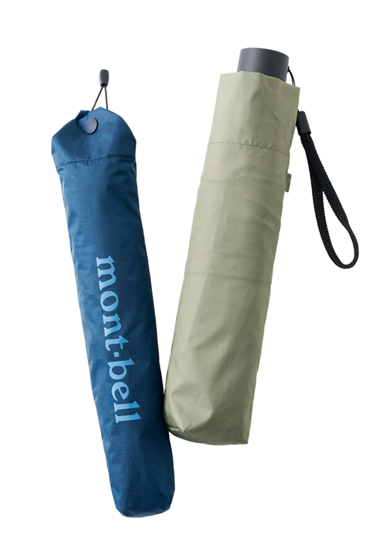 右・親骨60㎝の大きめサイズ。折りたたみ傘¥1,990／無印良品（無印良品  銀座）、左・159gという軽さで、遮熱、まぶしさ軽減、UVカットなど機能的！ 折りたたみ傘¥6,800／モンベル（モンベル・カスタマー・サービス）