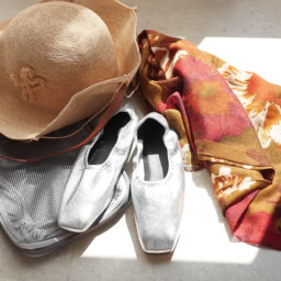 スカーフ¥4,390／ザラ（ザラ カスタマーサービス）、シューズ¥35,200／ペリーコ サニー、ハットバッグ¥73,700／ラスラン バジンスキー（ともにアマン）、仕分けケース¥1,490／無印良品（無印良品 銀座）