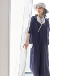 パーカ［4月中旬発売予定］¥4,990、Ｔシャツ（半袖）¥1,490、サロペット［4月中旬発売予定］¥5,990、ハット¥2,990、サコッシュ¥1,490／すべて無印良品（無印良品 銀座）、サンダル¥33,000／ビルケンシュトック（ビルケンシュトック・ジャパン カスタマーサービス）