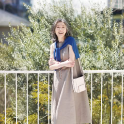 ワンピース［4月上旬発売予定］¥6,990／無印良品（無印良品 銀座）、カーディガン¥2,990／ユニクロ、ネックレス（3点で）¥5,290／ザラ（ザラ カスタマーサービス）、バッグ¥170,500／ルッツ モリス（アマン）、シューズ¥28,600／ビルケンシュトック（ビルケンシュトック・ジャパン  カスタマーサービス）