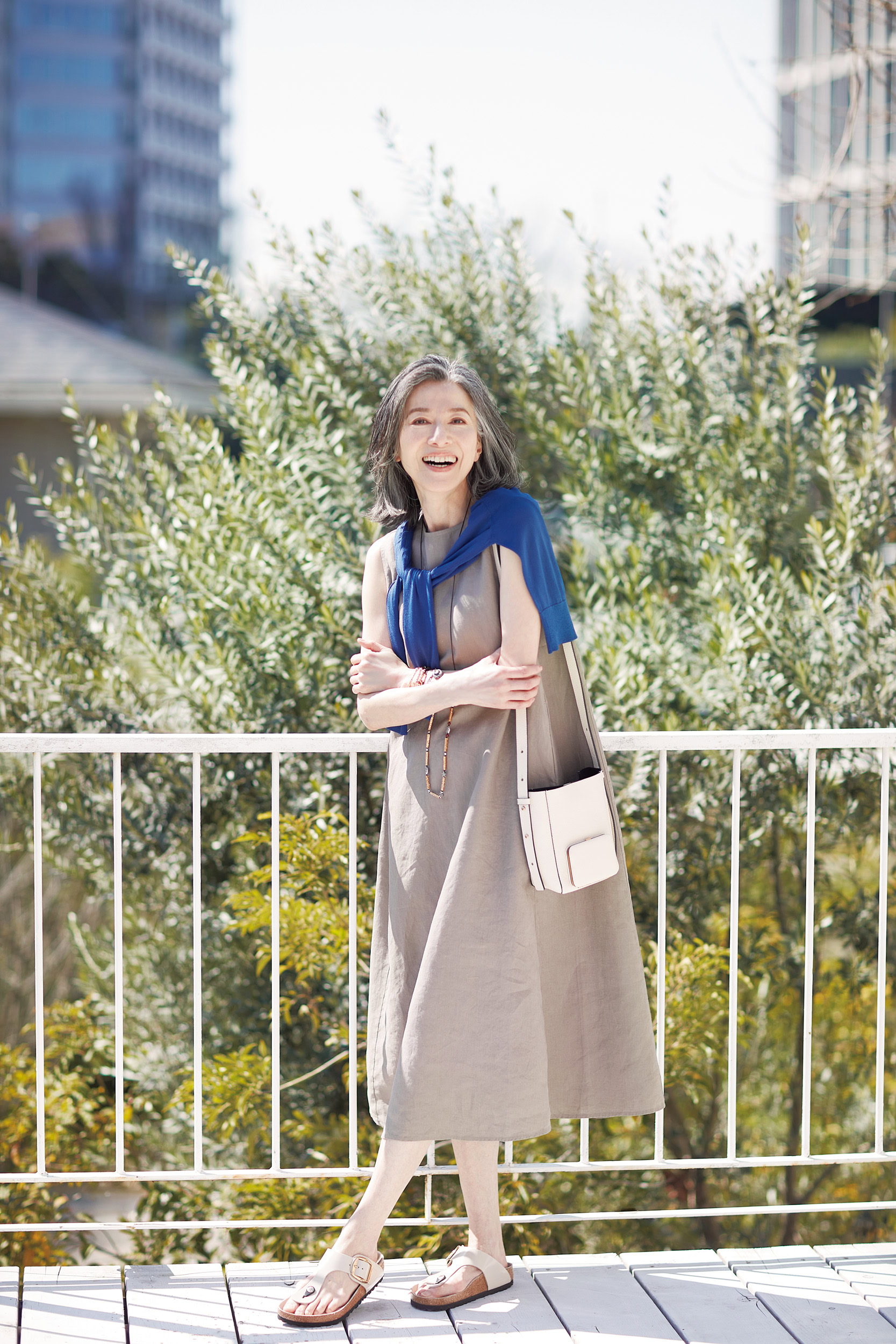 ワンピース［4月上旬発売予定］¥6,990／無印良品（無印良品 銀座）、カーディガン¥2,990／ユニクロ、ネックレス（3点で）¥5,290／ザラ（ザラ カスタマーサービス）、バッグ¥170,500／ルッツ モリス（アマン）、シューズ¥28,600／ビルケンシュトック（ビルケンシュトック・ジャパン  カスタマーサービス）