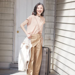 ブラウス¥3,990、手に持ったジャケット¥5,990、ミニサコッシュ¥1,290、スーツケース¥31,900／すべて無印良品（無印良品 銀座）、パンツ¥3,990／ユニクロ、ハット¥6,990／プラステ、シューズ¥28,600／ビルケンシュトック（ビルケンシュトック・ジャパン  カスタマーサービス）