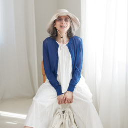 ブラウス（スリーブレス）¥2,990、スカートパンツ［5月中旬発売予定］¥4,990／ともに無印良品（無印良品 銀座）、 カーディガン¥2,990／ユニクロ、サングラス¥58,300／アイヴァン（アイヴァン 東京ギャラリー）、ハット¥6,990／プラステ、リュック¥2,990／ジーユー、シューズ¥27,500／モエア（アマン）