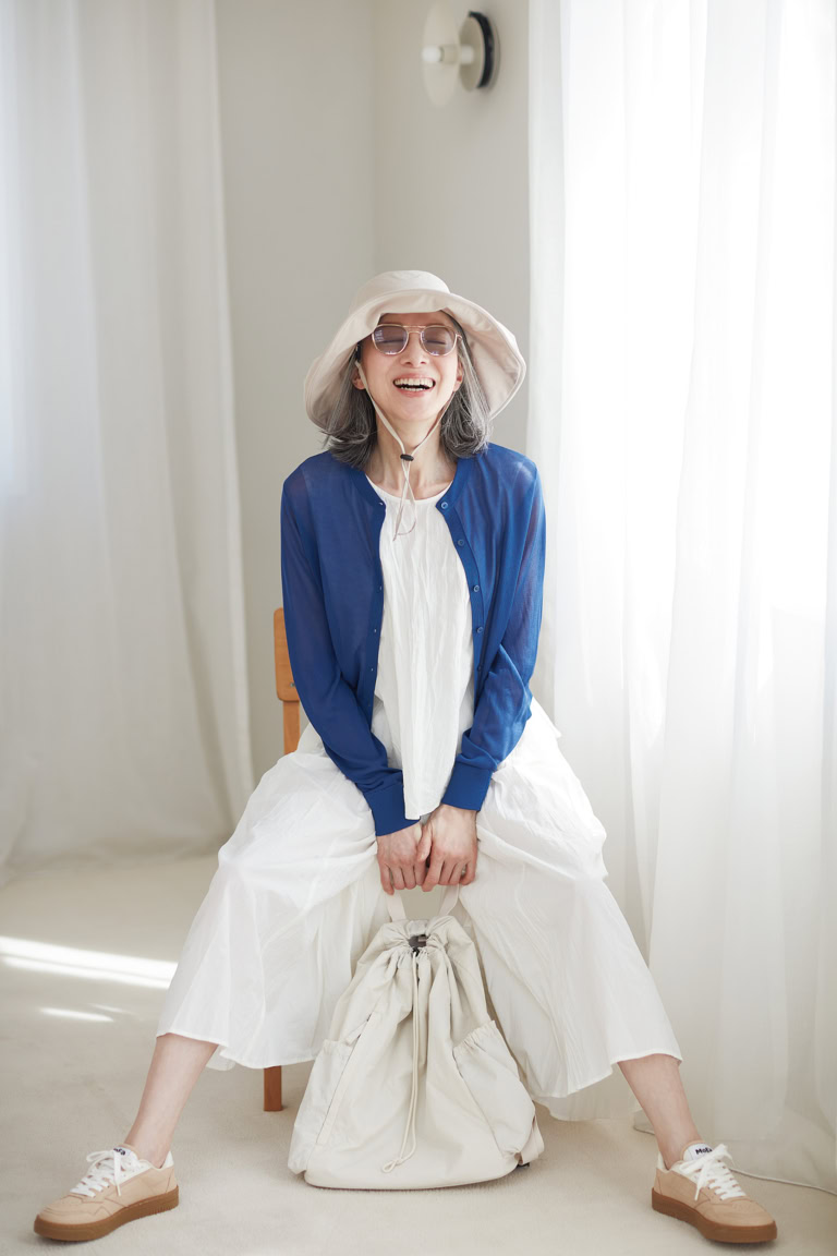 ブラウス（スリーブレス）¥2,990、スカートパンツ［5月中旬発売予定］¥4,990／ともに無印良品（無印良品 銀座）、 カーディガン¥2,990／ユニクロ、サングラス¥58,300／アイヴァン（アイヴァン 東京ギャラリー）、ハット¥6,990／プラステ、リュック¥2,990／ジーユー、シューズ¥27,500／モエア（アマン）