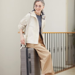 ジャケット¥5,990、Ｔシャツ¥1,490、スーツケース¥31,900／すべて無印良品（無印良品 銀座）、パンツ¥3,990／ユニクロ、サングラス¥58,300／アイヴァン（アイヴァン 東京ギャラリー）、スカーフ¥20,900／イヌイ・エディション（アッシュ・ペー・フランス）、バッグ¥170,500／ルッツ モリス、シューズ¥27,500／モエア（ともにアマン）