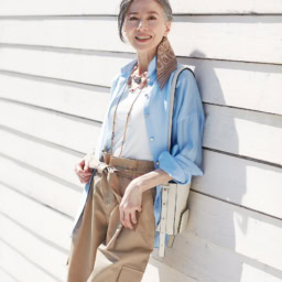 シャツ¥8,990／プラステ、タンクトップ¥1,490／ジーユー、パンツ¥7,990、ネックレス（3点で）¥5,290／ともにザラ（ザラ カスタマーサービス）、タイスカーフ¥17,600／トリーバーチ（トリーバーチ ジャパン）、バッグ¥170,500／ルッツ モリス（アマン）