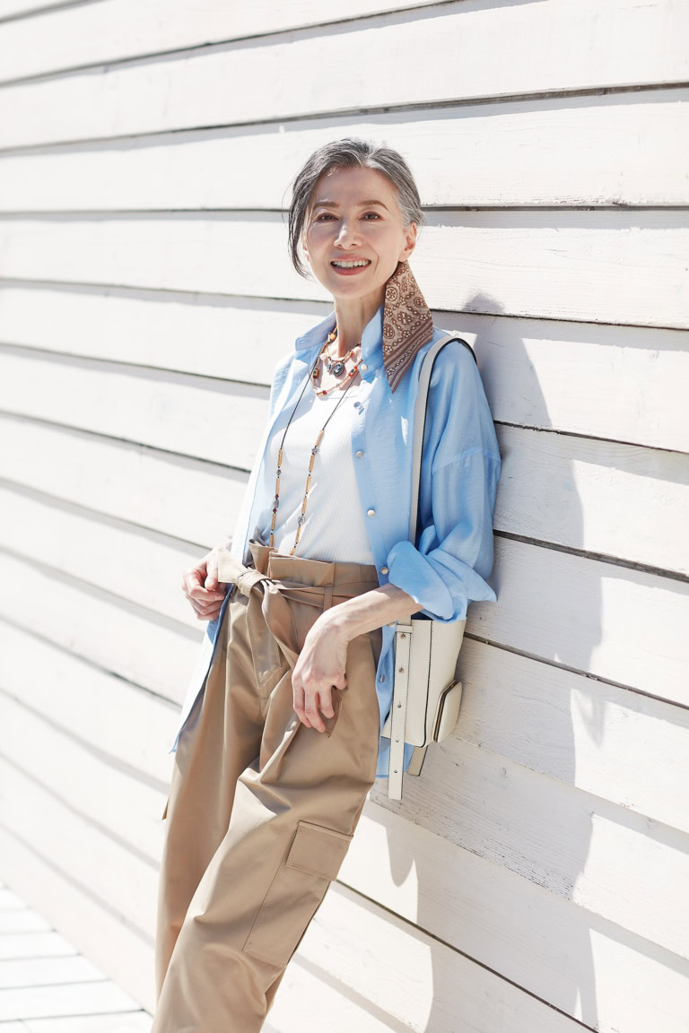 シャツ¥8,990／プラステ、タンクトップ¥1,490／ジーユー、パンツ¥7,990、ネックレス（3点で）¥5,290／ともにザラ（ザラ カスタマーサービス）、タイスカーフ¥17,600／トリーバーチ（トリーバーチ ジャパン）、バッグ¥170,500／ルッツ モリス（アマン）