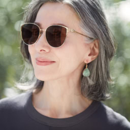 サングラス¥146,300／カルティエ（ケリング アイウエア ジャパン カスタマーサービス）、ワンピース¥31,900／プロタゴニスタ（アマン）、ピアス（両耳で）¥22,000／マナ ローザ ジュエル（マナ ローザ）