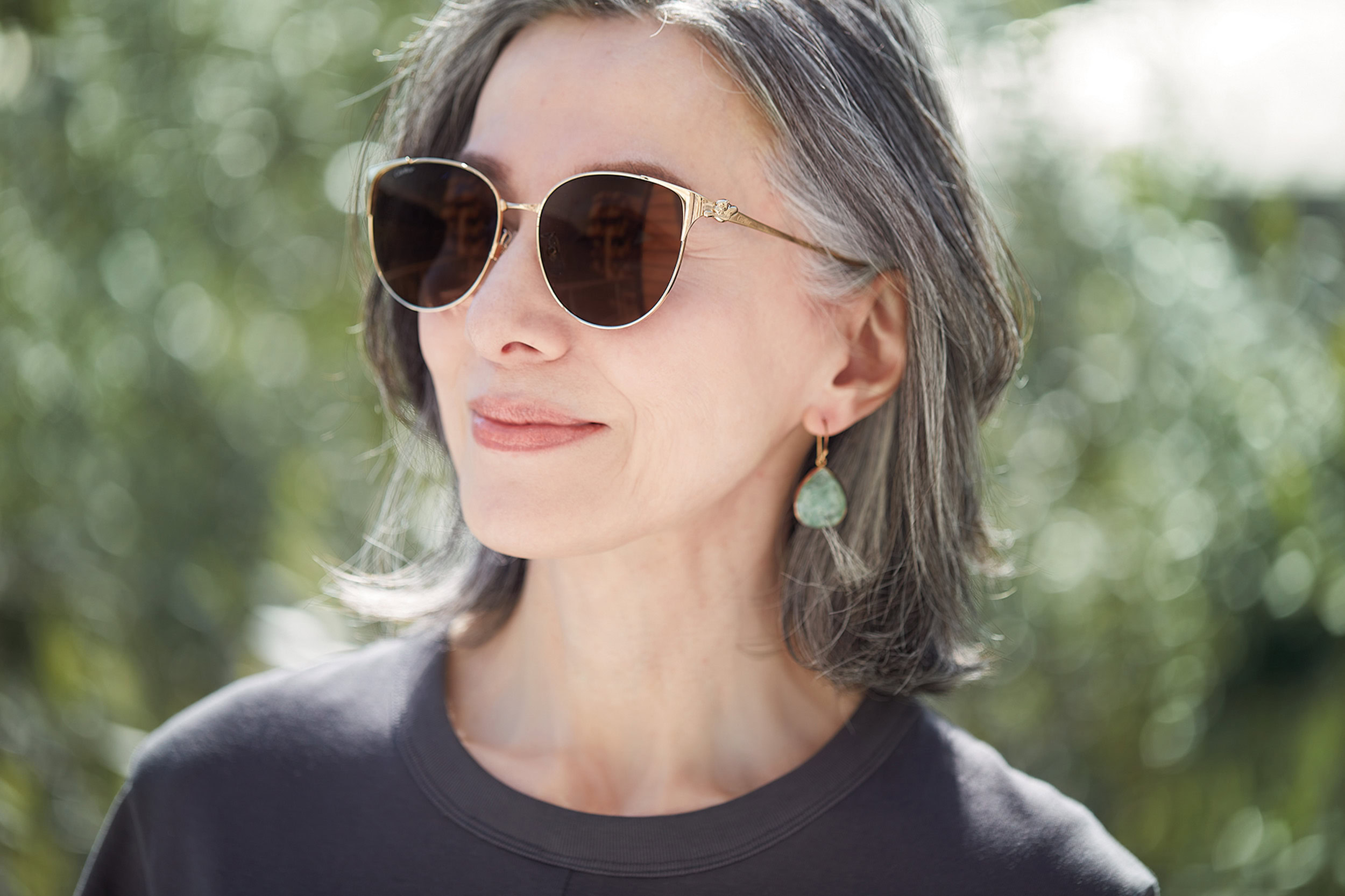 サングラス¥146,300／カルティエ（ケリング アイウエア ジャパン カスタマーサービス）、ワンピース¥31,900／プロタゴニスタ（アマン）、ピアス（両耳で）¥22,000／マナ ローザ ジュエル（マナ ローザ）