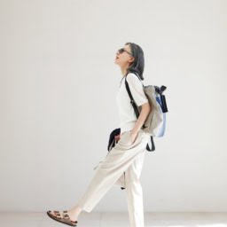 サコッシュ¥1,490、手に持ったパーカ［4月中旬発売予定］¥4,990、／ともに無印良品（無印良品 銀座）、ニットトップス¥7,990、パンツ¥9,990／ともにプラステ、サングラス¥77,000／リンドバーグ（ケリング アイウエア ジャパン カスタマーサービス）、ネックレス¥59,400／ジェム・キングダム、リュック¥48,400／ジャック･ゴム（ともにアッシュ・ペー・フランス）、サンダル¥33, 000／ビルケンシュトック（ビルケンシュトック・ジャパン  カスタマーサービス ）