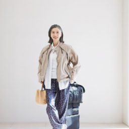 ジャケット¥77,000／ゴールドウイン ゼロ（ゴールドウイン カスタマーサービスセンター）、シャツ¥35,200、インナー¥12, 100／ともにドゥーズィエム クラス、パンツ¥54,450／バナナタイム（すべてミューズ ドゥ ドゥーズィエムクラス ロッポンギ）、ネックレス¥27,500／シーエックスシー、手に持ったハットバッグ¥73,700／ラスラン  バジンスキー（ともにアマン）、シューズ¥38,500／ノーネーム（ストックマン）、バッグ¥201,300、スーツケース¥297,000／アニヤ・ハインドマーチ（アニヤ・ハインドマーチ ジャパン）