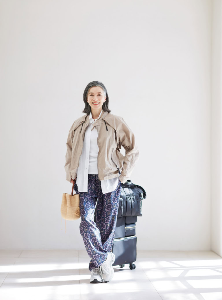 ジャケット¥77,000／ゴールドウイン ゼロ（ゴールドウイン カスタマーサービスセンター）、シャツ¥35,200、インナー¥12, 100／ともにドゥーズィエム クラス、パンツ¥54,450／バナナタイム（すべてミューズ ドゥ ドゥーズィエムクラス ロッポンギ）、ネックレス¥27,500／シーエックスシー、手に持ったハットバッグ¥73,700／ラスラン  バジンスキー（ともにアマン）、シューズ¥38,500／ノーネーム（ストックマン）、バッグ¥201,300、スーツケース¥297,000／アニヤ・ハインドマーチ（アニヤ・ハインドマーチ ジャパン）