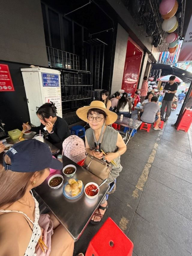 朝だけ営業のお店でバインカンをいただきます。