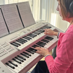 レンタルサービスを利用しているエレクトーンで猛練習中。