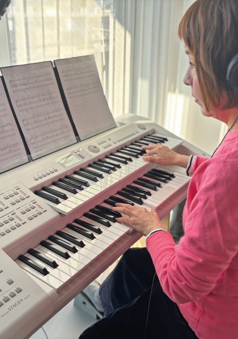 レンタルサービスを利用しているエレクトーンで猛練習中。