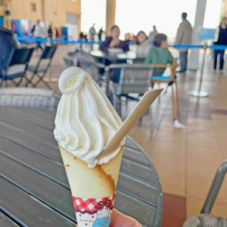 甘いご褒美。ひとりでいただくクレミアソフトクリーム。