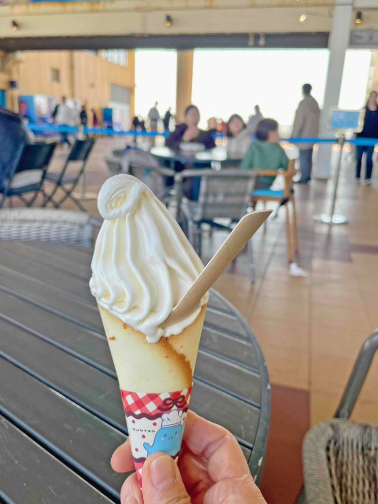 甘いご褒美。ひとりでいただくクレミアソフトクリーム。