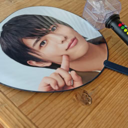 気持ちを切り替えてライブに集中するためにも必須アイテムのうちわとペンラ。