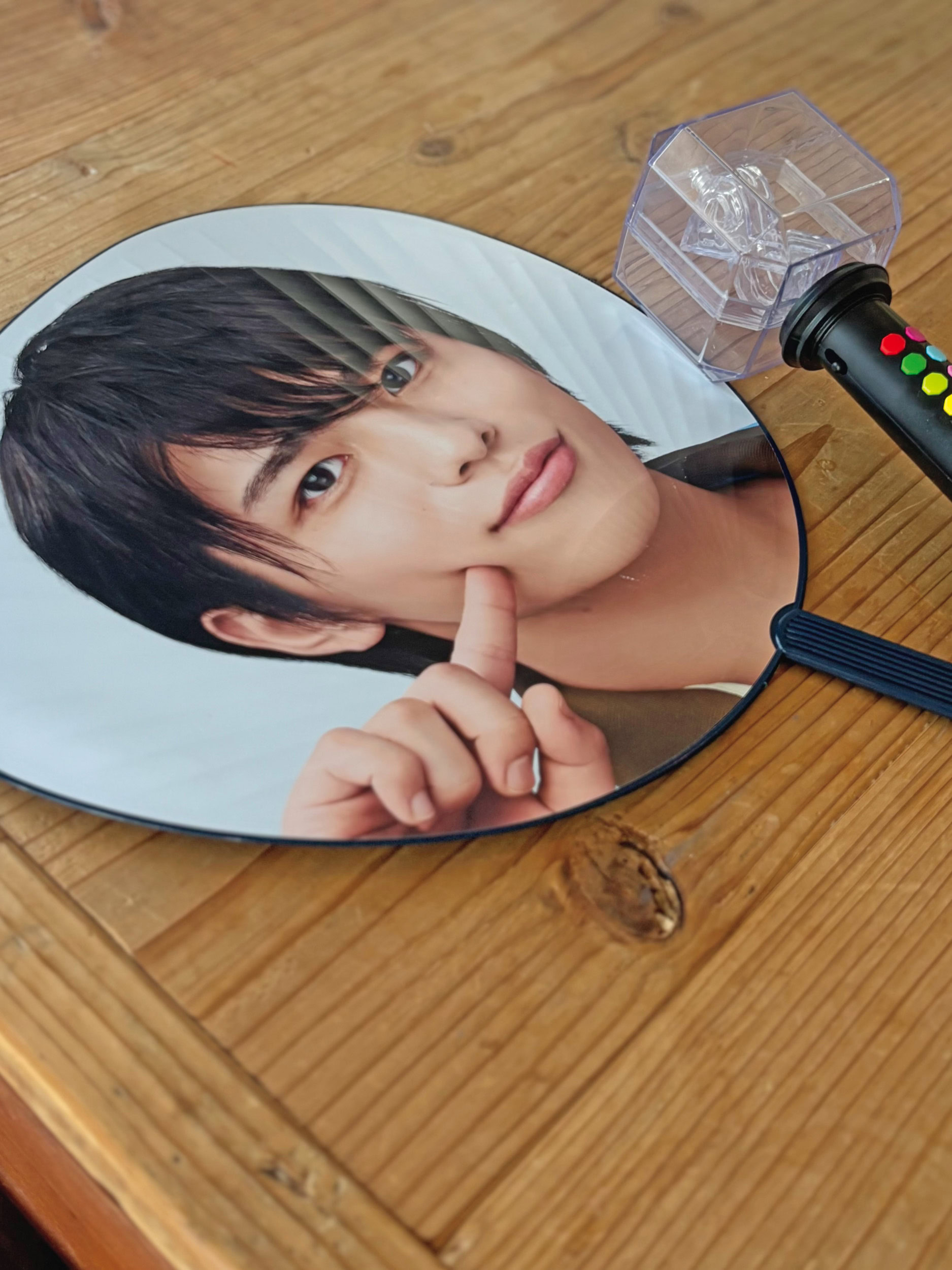 気持ちを切り替えてライブに集中するためにも必須アイテムのうちわとペンラ。