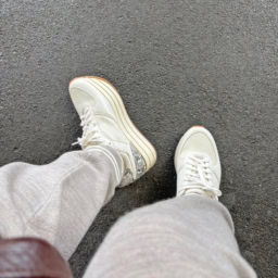 ライブ当日のスニーカー。アリーナでの総立ちに備えて、いちばん厚底のスニーカーで参戦。