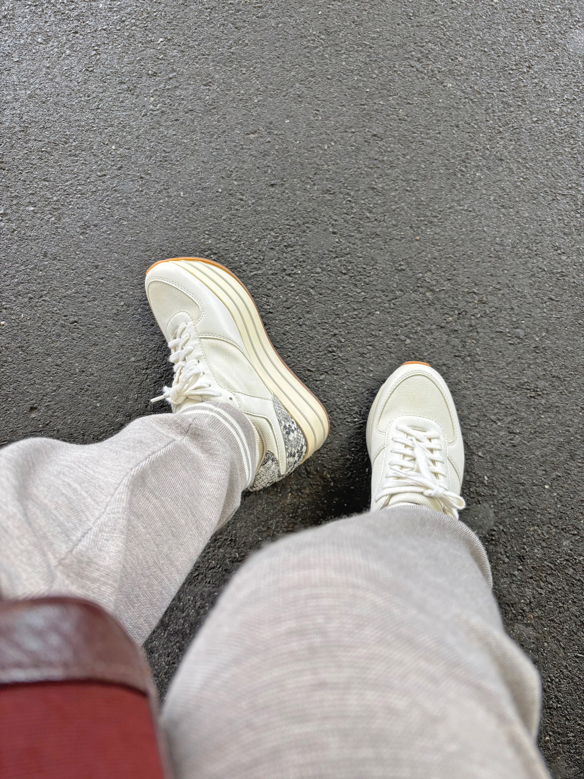 ライブ当日のスニーカー。アリーナでの総立ちに備えて、いちばん厚底のスニーカーで参戦。