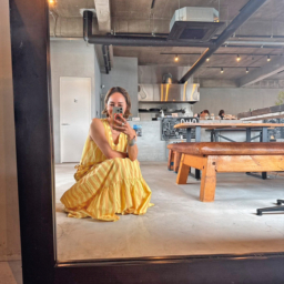 神戸のシーサイドカフェにて。お気に入りのワンピーススタイルで ティータイム。