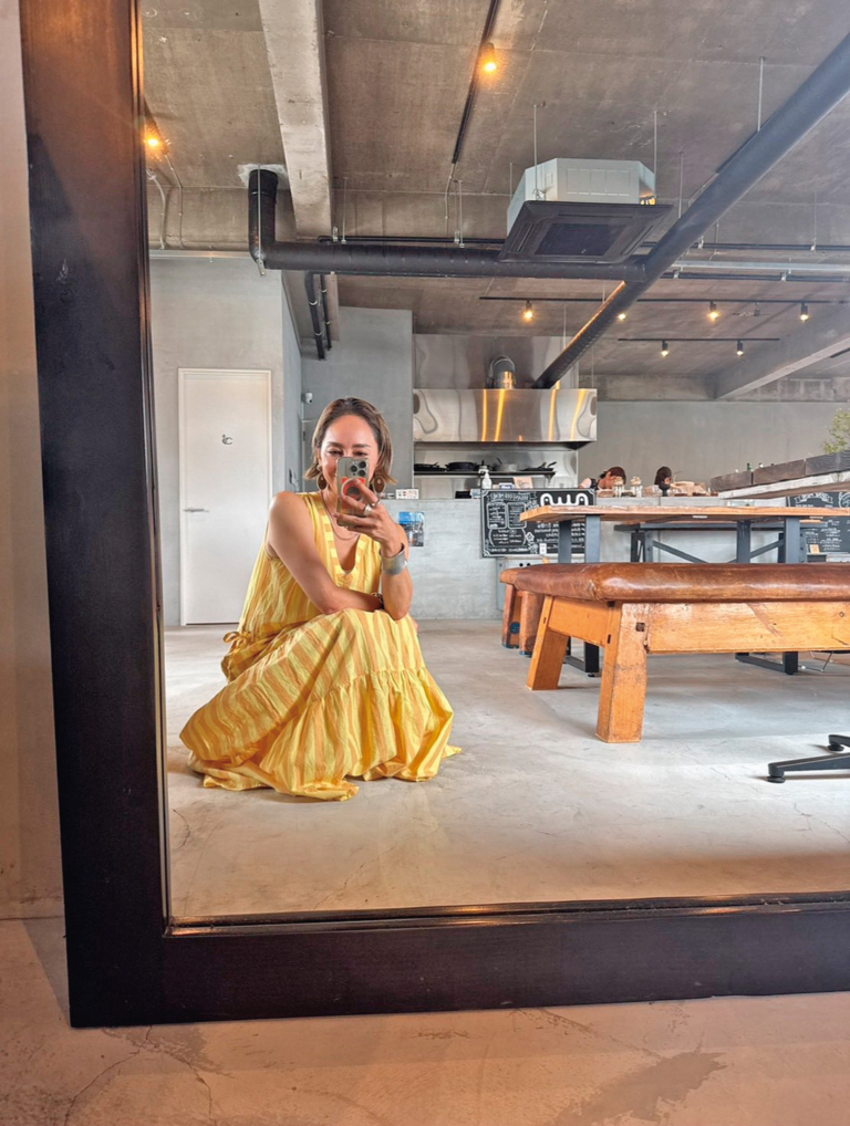 神戸のシーサイドカフェにて。お気に入りのワンピーススタイルで ティータイム。