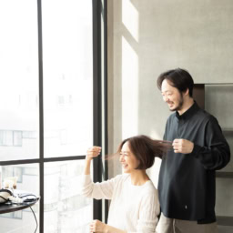 ニット¥88,000／トゥモローランド ビー（トゥモローランド 渋谷本店）、パンツ¥59,400／キャバン（キャバン 丸の内店）