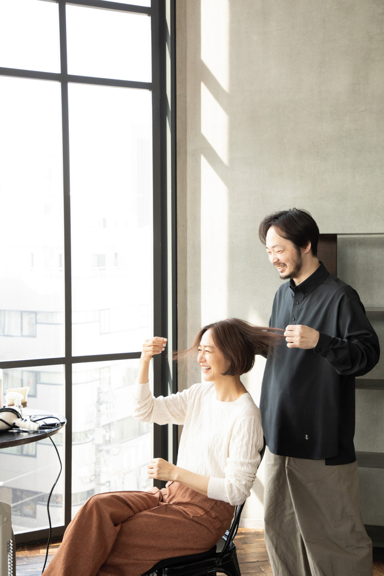 ニット¥88,000/トゥモローランド ビー(トゥモローランド 渋谷本店)、パンツ¥59,400/キャバン(キャバン 丸の内店)