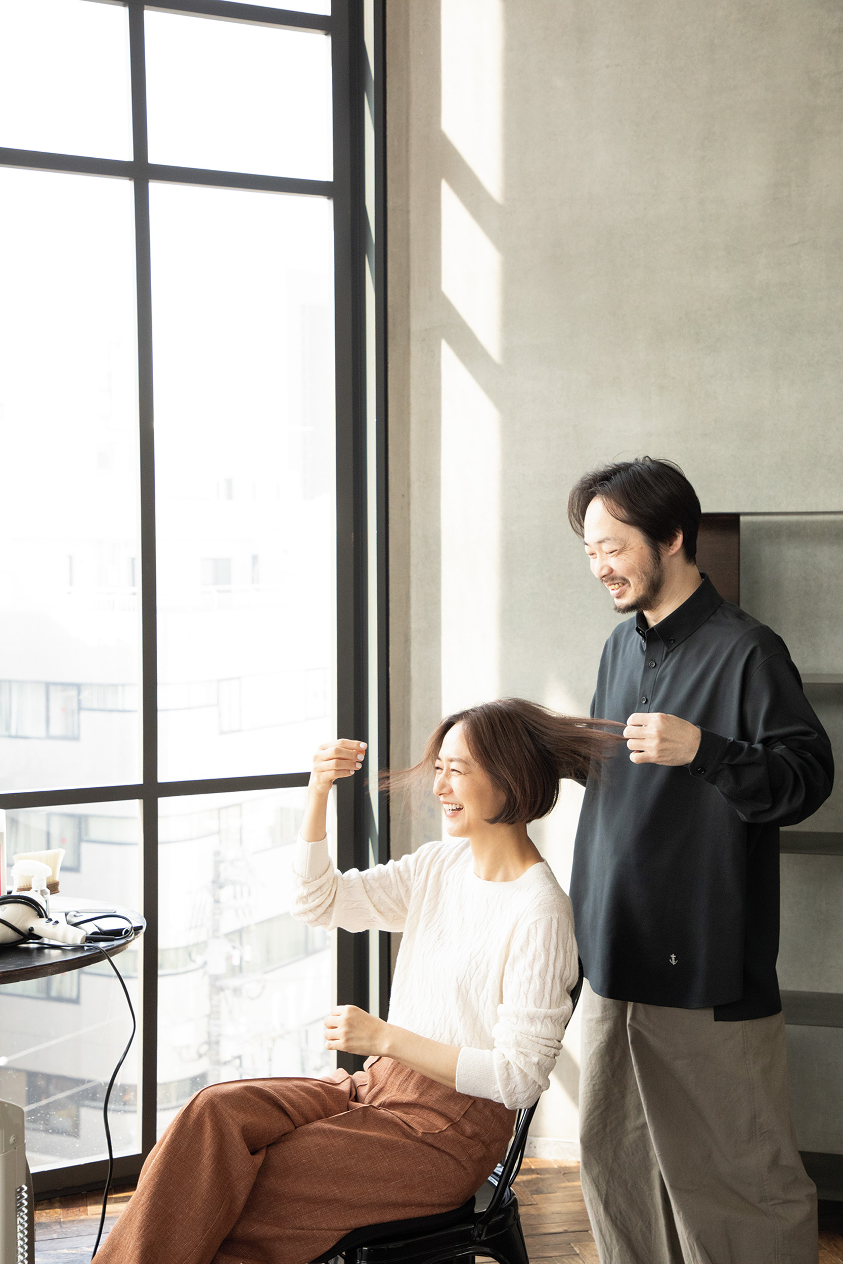 ニット¥88,000／トゥモローランド ビー（トゥモローランド 渋谷本店）、パンツ¥59,400／キャバン（キャバン 丸の内店）