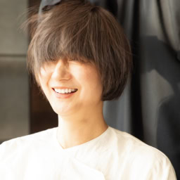 毛先のニュアンスで重めの前髪が軽やか見えに