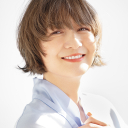 ブラウス¥82,500／ブラミンク（ブラミンク トーキョー）