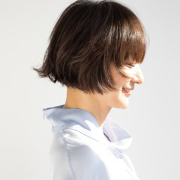 160℃のヘアアイロンで毛先を半カールし、顔方向に滑らせる。トップは毛束を頭皮に対して垂直に引き出し、毛先から内巻きに。