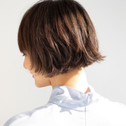 ヘアアイロン後、手のひらにバームを広げ、頭を下に向けた状態で毛先中心になじませる。毛先は動きがつき、トップはふんわり。