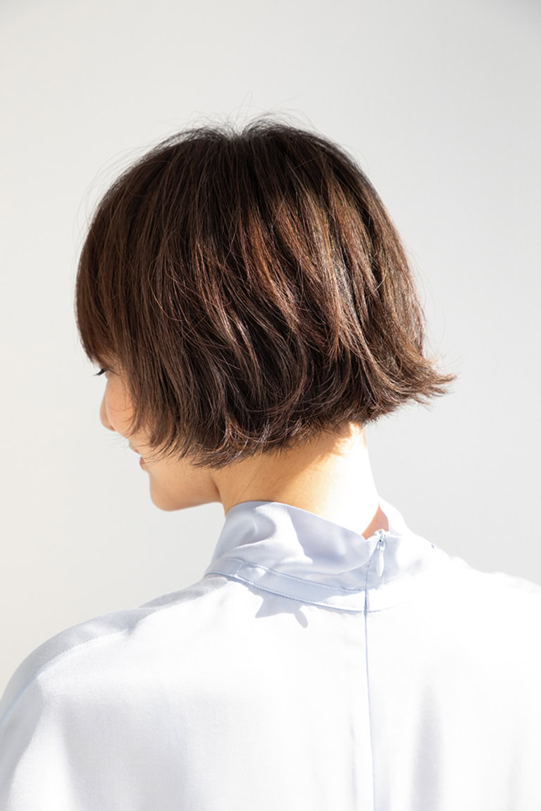 ヘアアイロン後、手のひらにバームを広げ、頭を下に向けた状態で毛先中心になじませる。毛先は動きがつき、トップはふんわり。