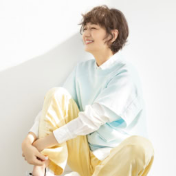 スエット¥33,000、シャツ¥77,000、パンツ¥93,500／すべてブラミンク（ブラミンク トーキョー）、イヤカフ¥106,700／ヒロタカ（ヒロタカ 表参道ヒルズ）、スニーカー¥114,400／ピエールアルディ（ピエール アルディ 東京）