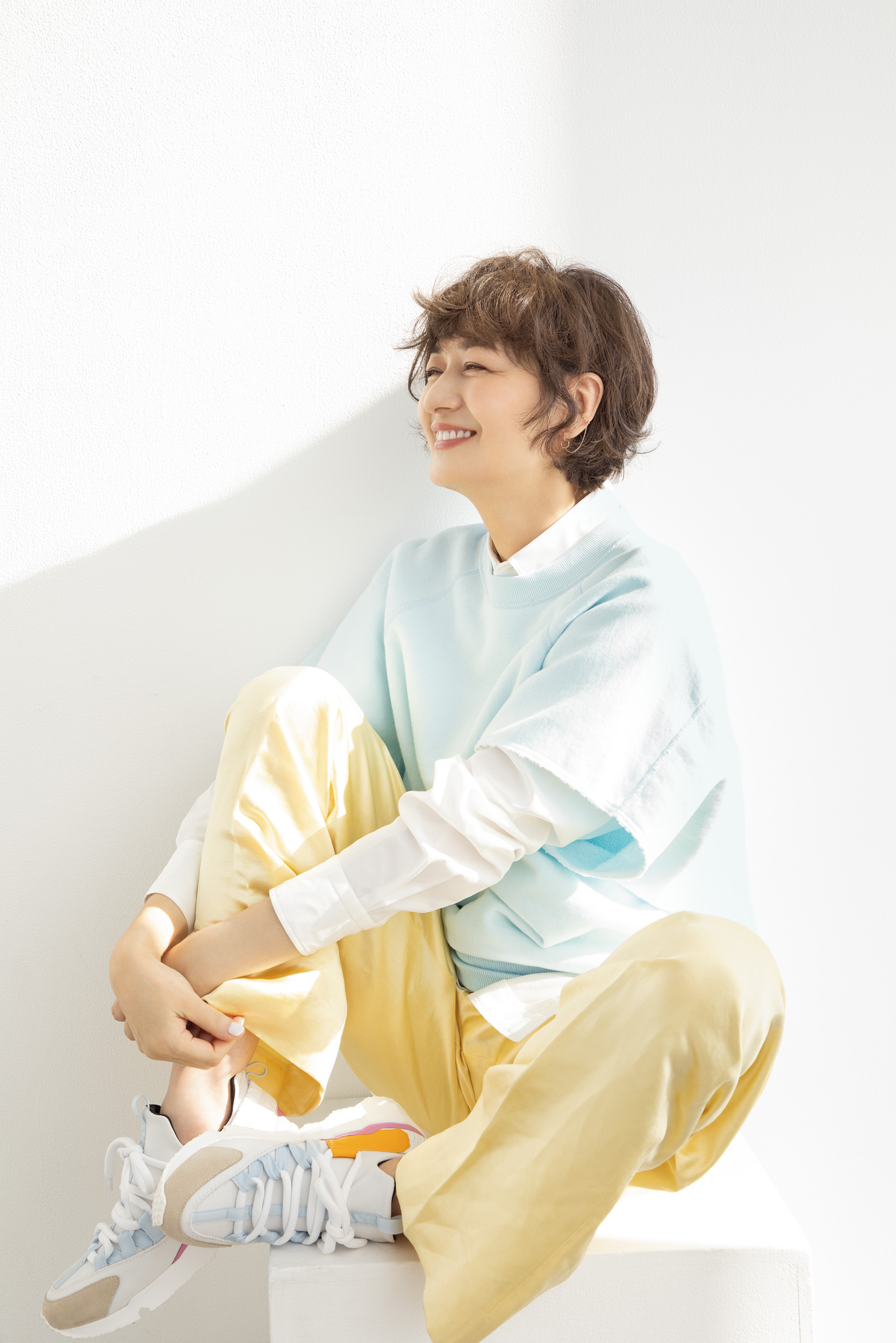 スエット¥33,000、シャツ¥77,000、パンツ¥93,500／すべてブラミンク（ブラミンク トーキョー）、イヤカフ¥106,700／ヒロタカ（ヒロタカ 表参道ヒルズ）、スニーカー¥114,400／ピエールアルディ（ピエール アルディ 東京）