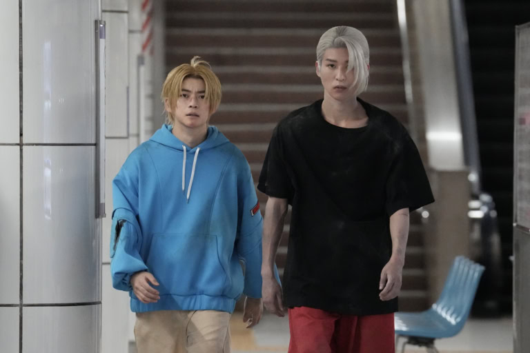 映画『SAKAMOTO DAYS』より坂本太郎(目黒蓮)とシン(高橋文哉)