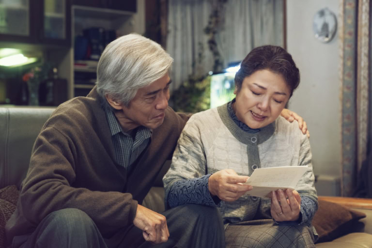 映画『人はなぜラブレターを書くのか』より富久夫妻(佐藤浩市、原日出子)