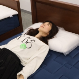 fumiさんがマットレスを体験