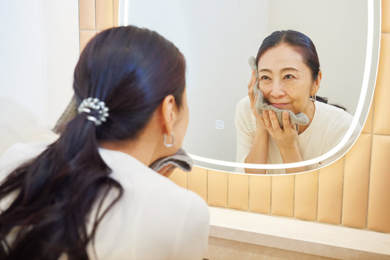 カウンセリングで悩みや希望する治療などを聞かれた後、洗顔。正確に診断するため、メイクをきちんとオフします。