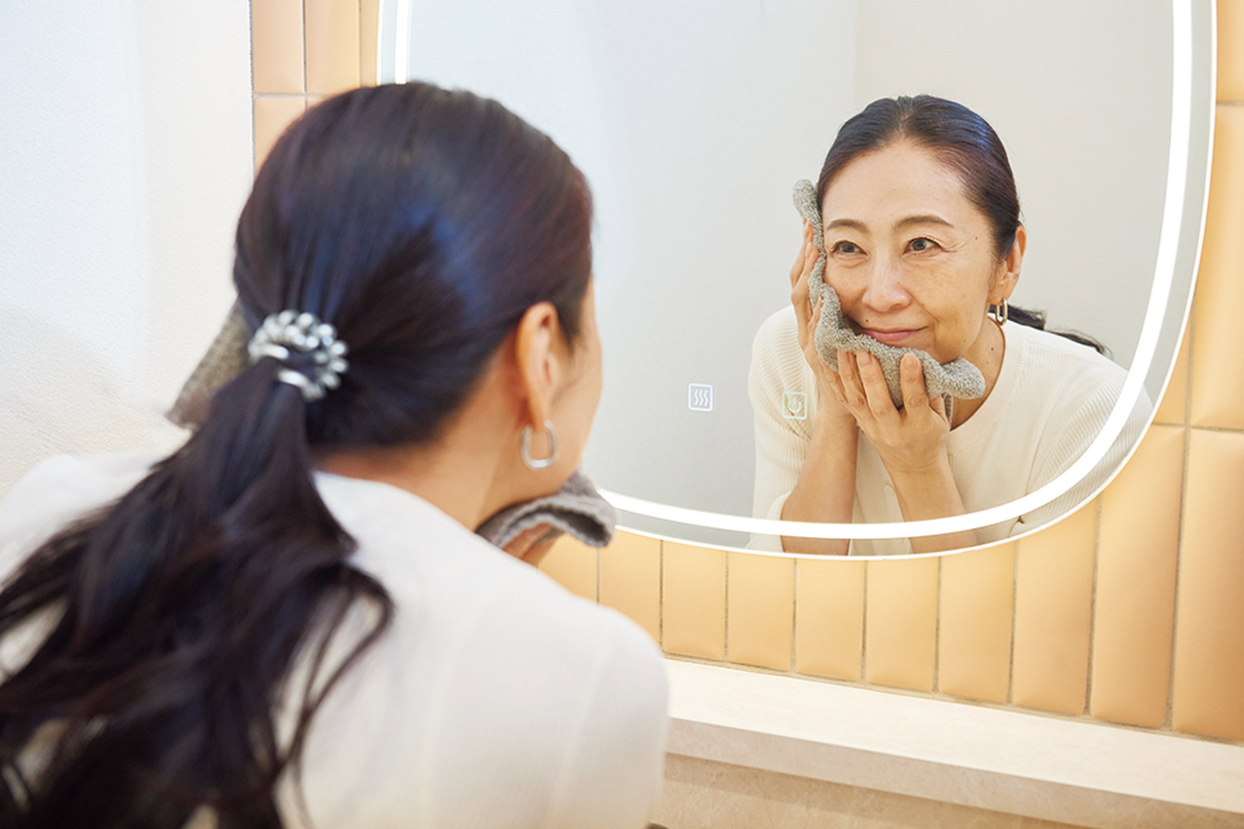 カウンセリングで悩みや希望する治療などを聞かれた後、洗顔。正確に診断するため、メイクをきちんとオフします。