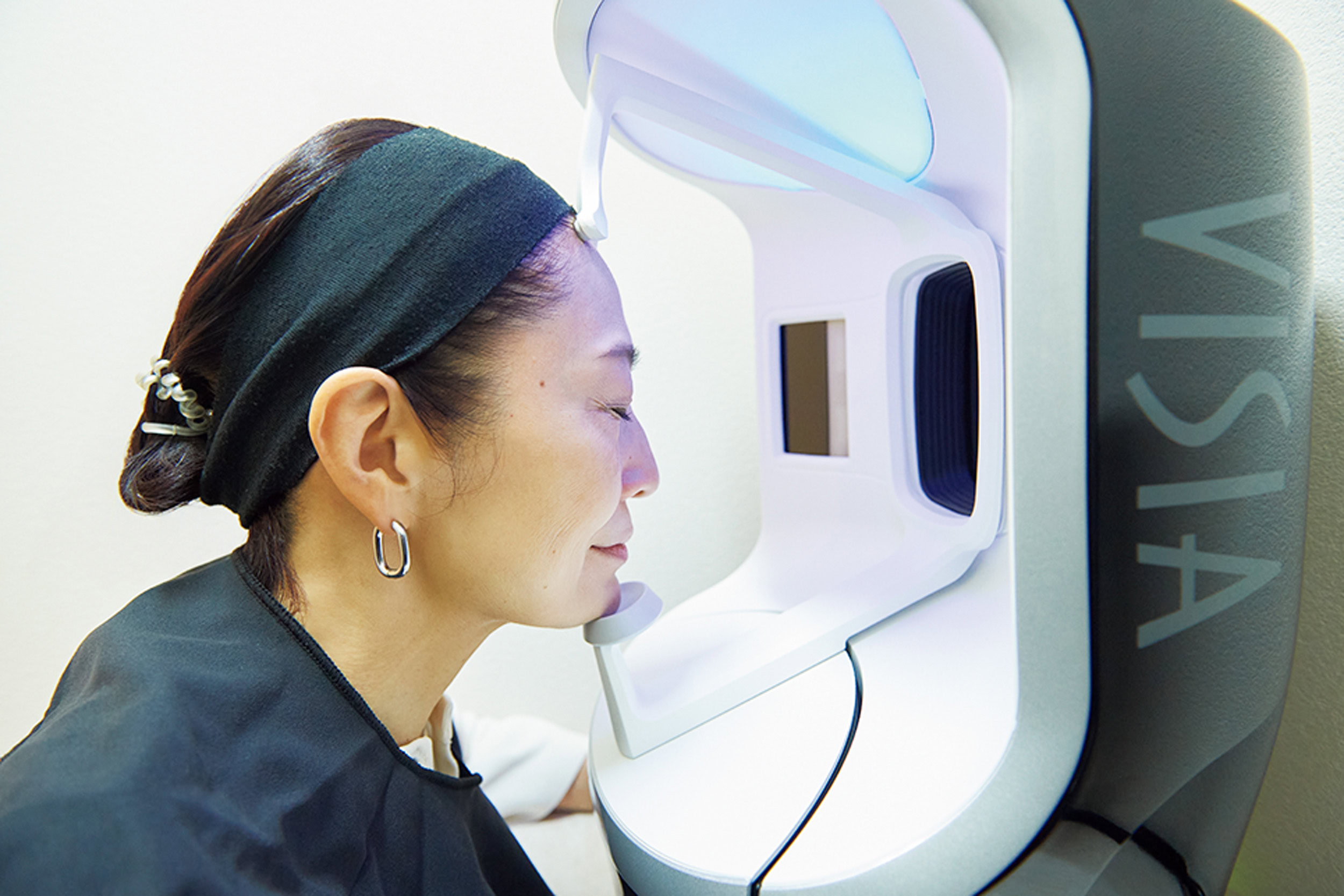 機器に顔を固定し、標準光、偏光、UV光により、正面顔と左右斜め横顔を撮ります。撮影は約5分で終了します。