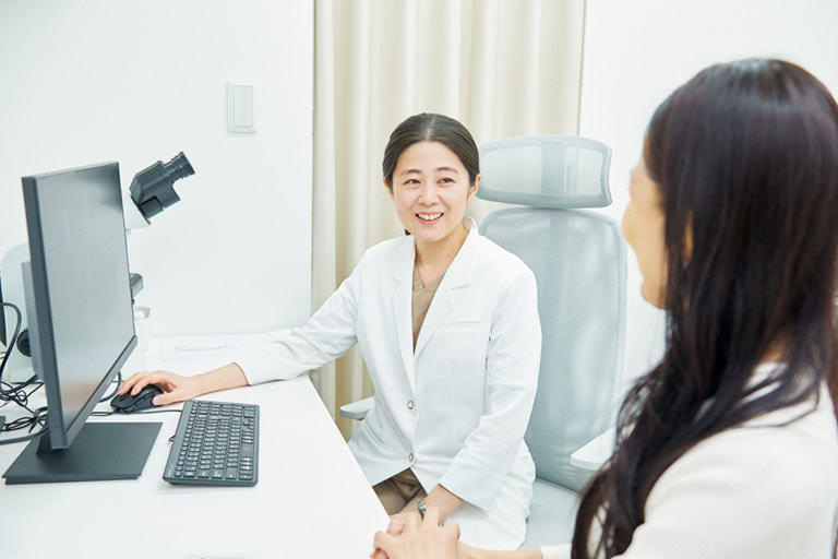 画像をソフトウェアが解析。出てきた結果を医師やスタッフが説明し、ケアや治療のアドバイスをしてくれます。