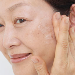 適量（パール粒大）を中指の第一関節の長さに出し、指3本の面に伸ばして肌に塗ります。シミが出やすい輪郭部分までしっかり。