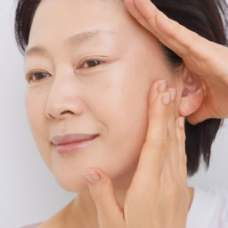 片手を生え際に置き、肌をぐっと引き上げて伸ばし、フェイスラインに下地やファンデを塗ります。下がりがちな頰に塗る際も同様に。